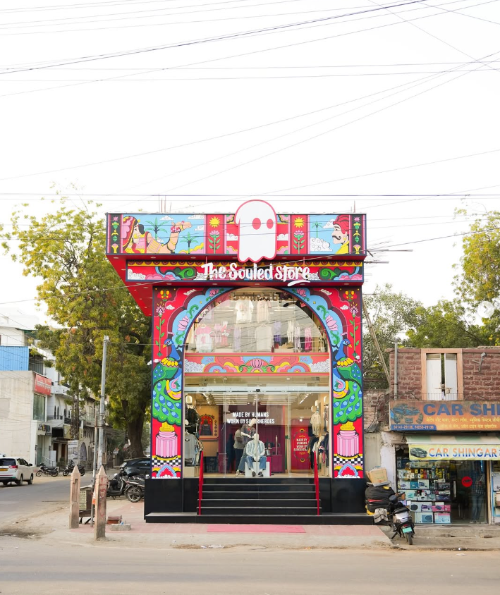 A shopfront covered top to bottom in Doodle Mapuls pop-art illustration